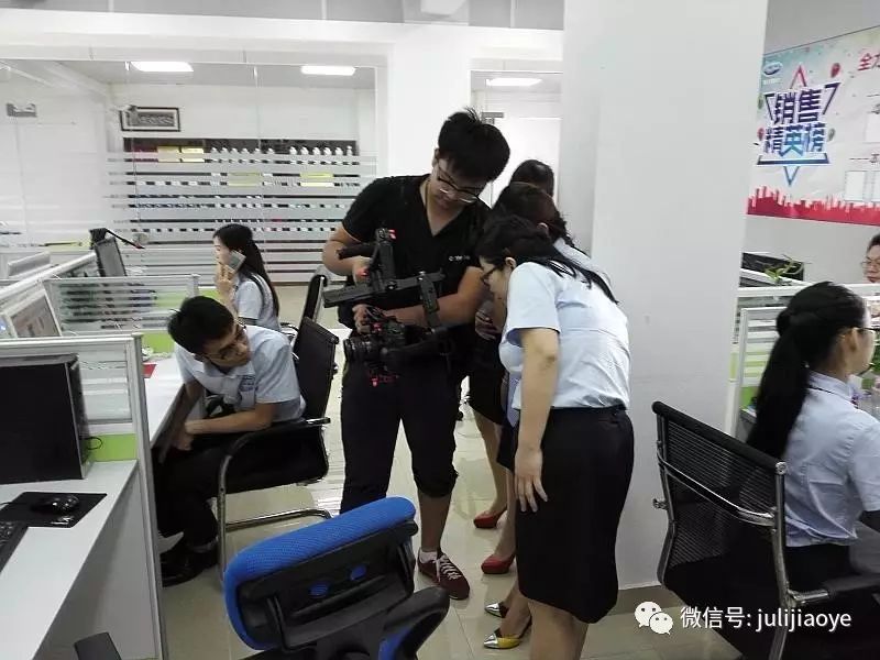 CCTV《牛商論道》欄目攝制組走進(jìn)聚力膠粘 CCTV《牛商論道》欄目攝制組走進(jìn)聚力膠粘