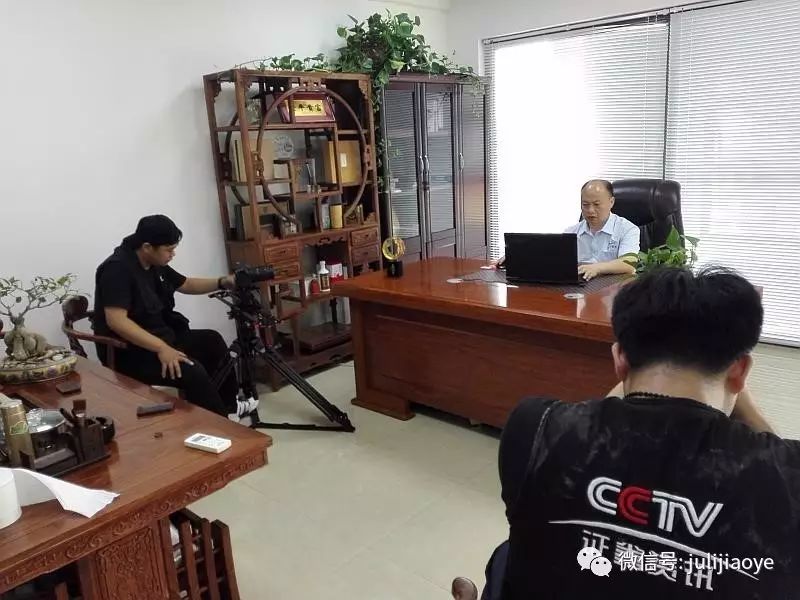 CCTV《牛商論道》欄目攝制組走進(jìn)聚力膠粘 CCTV《牛商論道》欄目攝制組走進(jìn)聚力膠粘