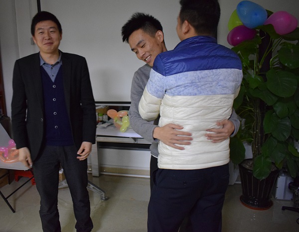 聚力膠水實(shí)驗(yàn)室里面員工互相擁抱 聚力膠水實(shí)驗(yàn)室里面員工互相擁抱